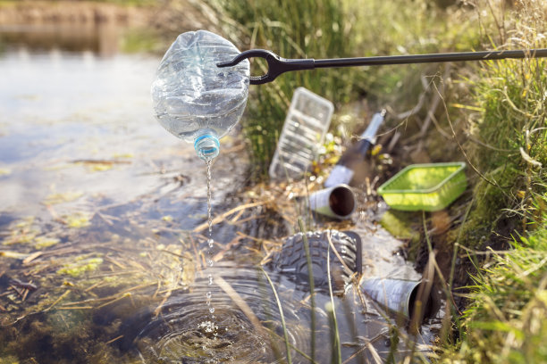 从水中收集垃圾和垃圾，保护环境图片下载