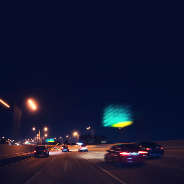 夜间汽车在街道上疾驰图片下载