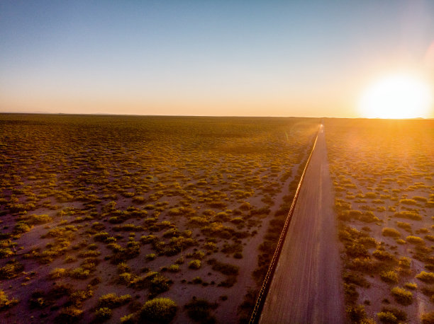 无人机拍摄的国际边境墙沿德克萨斯州，新墨西哥边境和墨西哥图片下载