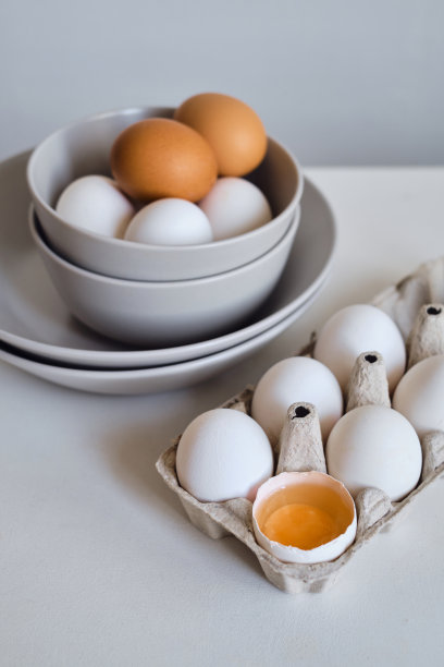 在极简的盘子里放鸡蛋。艺术照片，白色桌子上的生鸡蛋。天然有机农产品。为复活节假期做准备。厨房艺术，菜肴菜肴。生料烹调食用图片下载