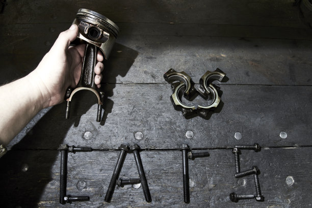 “我爱汽车”的题词从车库桌面上的细节展开。图片下载