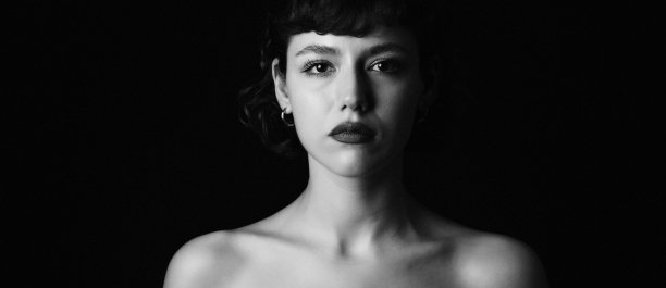 黑白肖像美丽的女人在黑色的背景图片下载