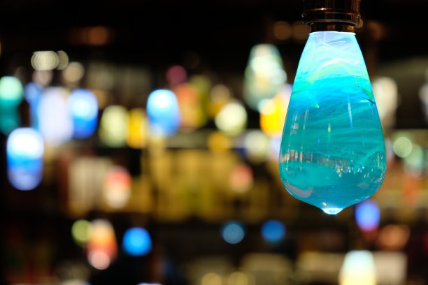 特写美丽的蓝色灯泡，彩色的散景背景图片下载