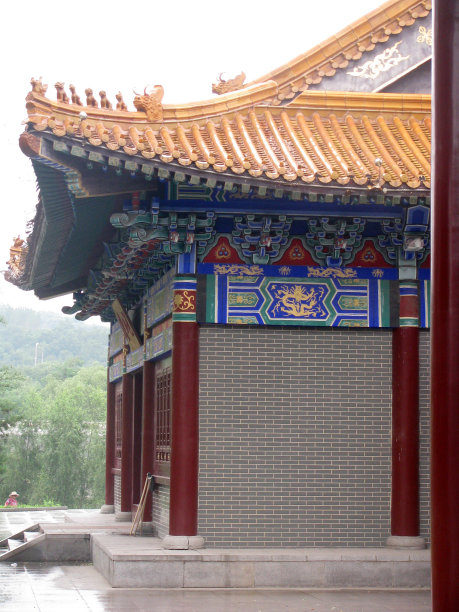 一座佛教寺院里有金色屋顶的寺庙图片下载