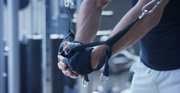 男人在健身房训练的特写图片下载