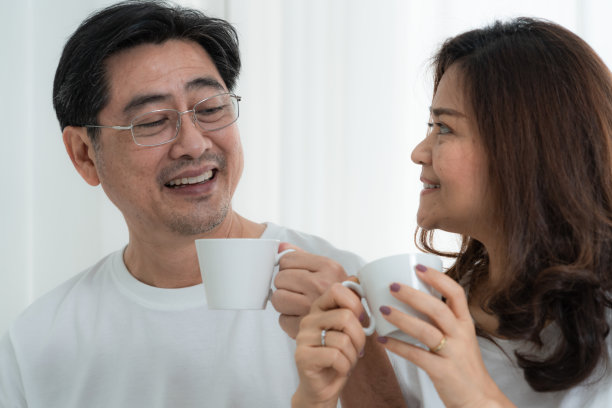 快乐的亚洲老年夫妇有美好的时间在家里。老年人退休与健康公民老年观念。图片下载