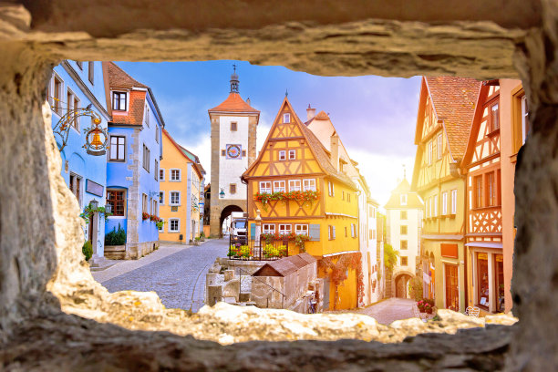 Rothenburg ob der Tauber历史小镇的鹅卵石街道和建筑，透过石头窗户可以看到图片下载