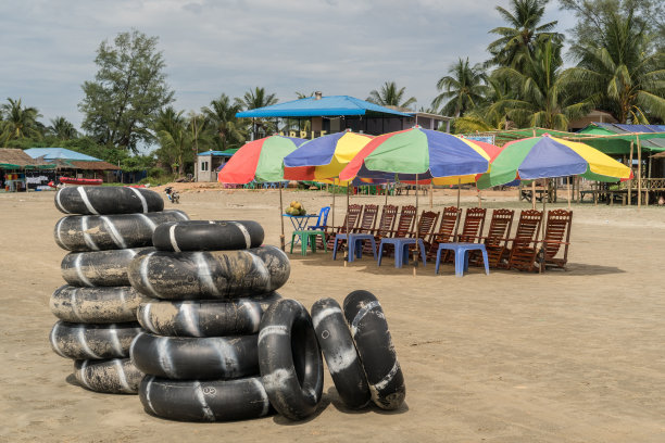 卡比亚尔瓦海滩的内胎和沙滩朗格图片下载