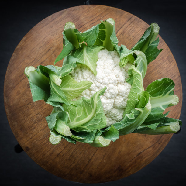 花椰菜在圆木基板上图片下载