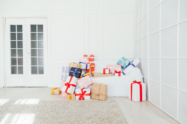 白色沙发与礼物生日派对圣诞节图片下载