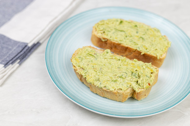 盘子里的烤面包上涂着牛油果图片下载