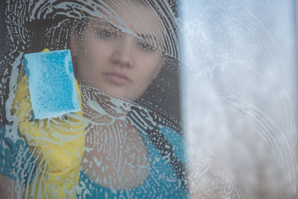 家庭主妇擦窗户图片下载