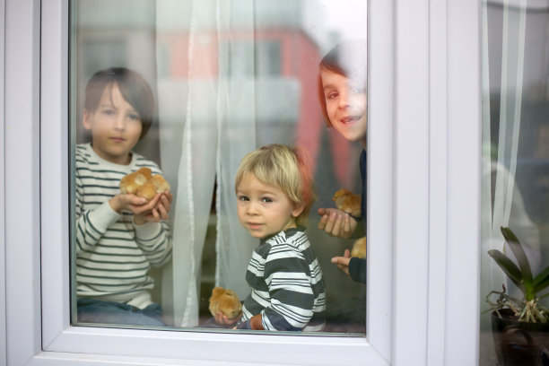 家人，抱小鸡的孩子，站在窗后，在家里，隔离图片下载