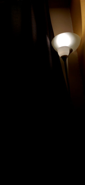 深夜床边黄色的灯图片下载