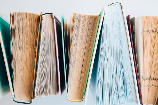 旧书叠放教育理念背景，多书叠放有文字拷贝空间，书顶图片下载