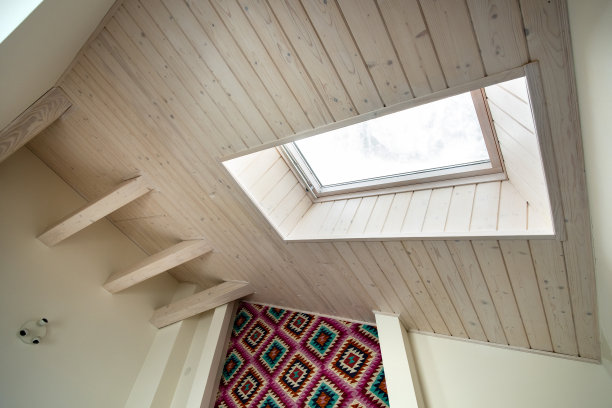 现代折迭式房间的木制天花板，带有装饰木板表面的阁楼窗户。图片下载