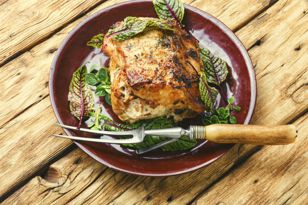 烤猪肉配香草图片下载