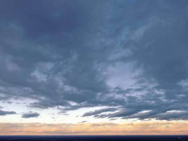 鸟瞰图日落时美丽的云全景。这是一架无人机从高空拍摄的日落余晖中的云朵图片图片下载