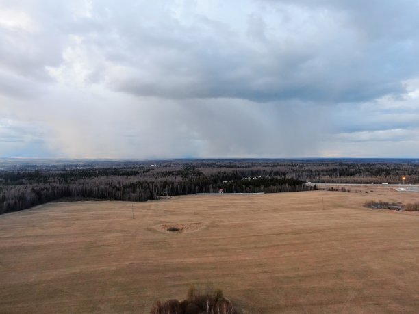 鸟瞰图日落时美丽的云全景。这是一架无人机从高空拍摄的日落余晖中的云朵图片图片下载