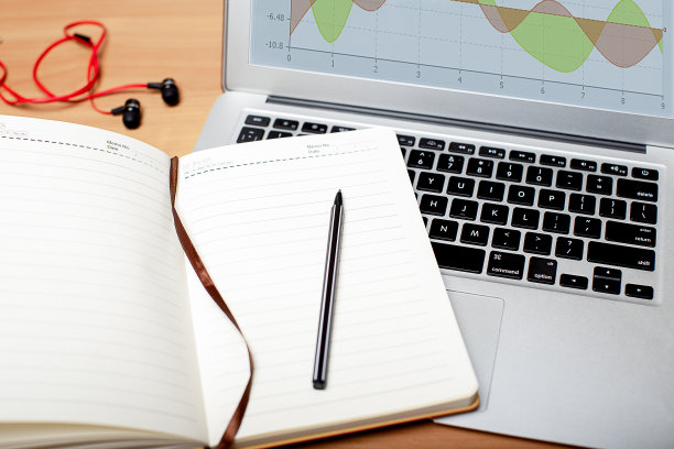 在线工作或教育概念。打开笔记本电脑，用笔记本电脑，麦克风放在木桌上俯视。图片下载