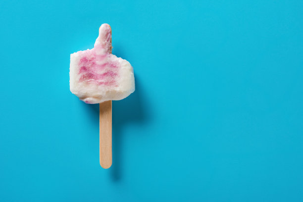 大多数吃粉红色的冰棒在蓝色的背景图片下载