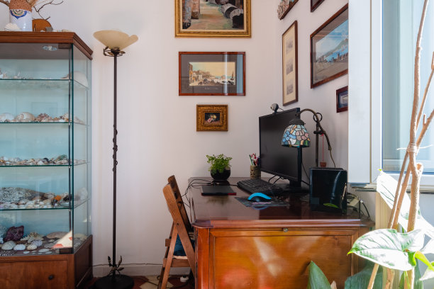 白天在一个空的家庭办公室的桌上的PC图片下载