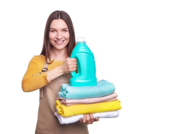 年轻的女人准备洗衣服图片下载