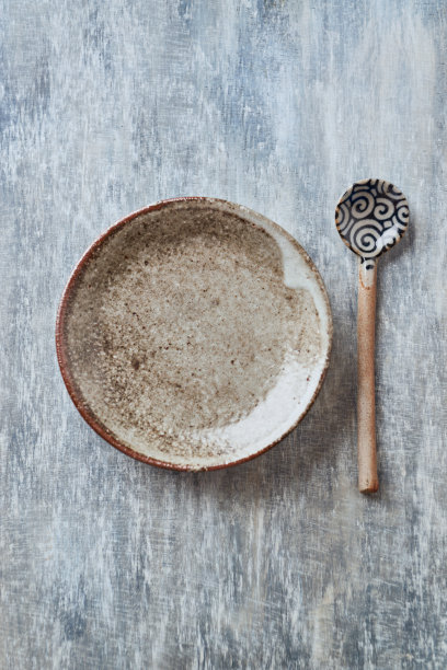 空陶瓷盘子和勺子在乡村木制背景。前视图。副本的空间。图片下载