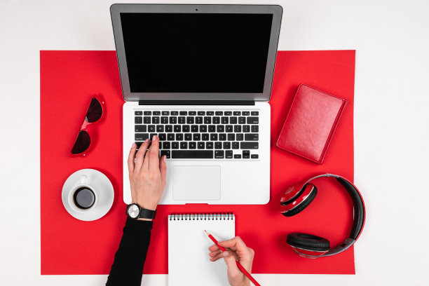 台式电脑，耳机，计算器，钢笔，铅笔，卡片，电话孤立的黑白背景图片下载