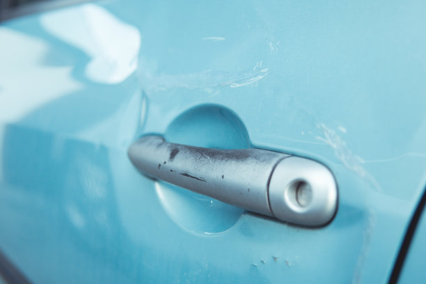 银色划痕的车门把手在蓝色划痕的车门上图片下载