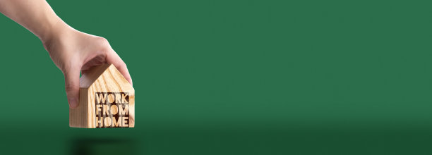 从家里工作横幅背景。手握木房子与文字躺在绿色的背景。保持社交距离，保护接触冠状病毒(covid-19)概念的风险。裁剪路径包括f图片下载