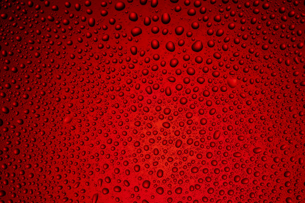 鲜艳的红色背景的液体滴图片下载