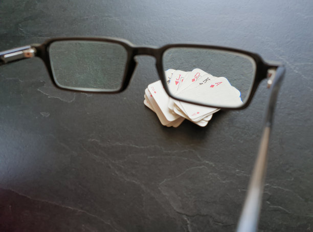 桌上放着眼镜和一副扑克牌图片下载
