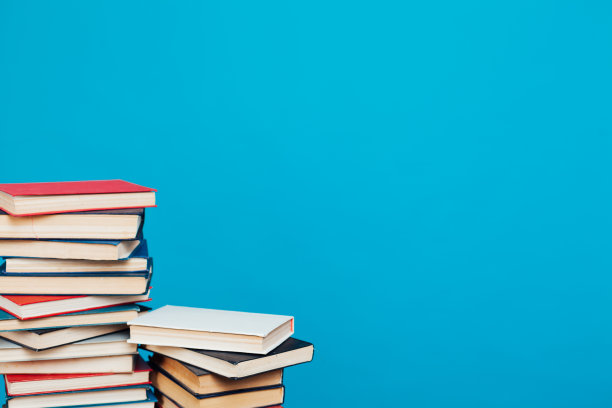 图书馆里有许多以蓝色为背景的教育书籍图片下载