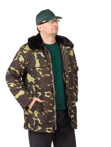 工人在伪装冬季夹克。图片下载