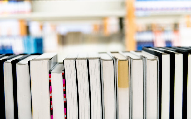 关上图书馆书架上的书图片下载
