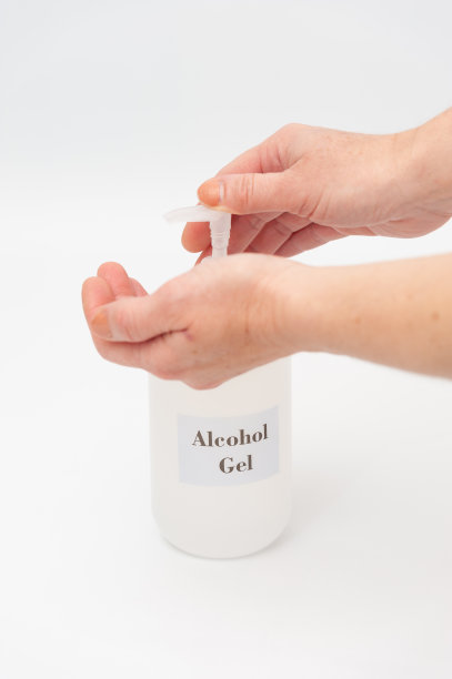 手用酒精凝胶预防COVID-19和其他传染性疾病。图片下载