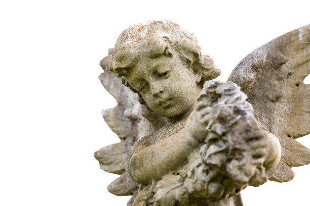 天使，老雕像的小角度，白色的背景与复制空间图片下载