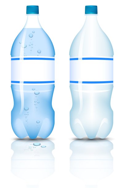 塑料瓶里装着干净的水。图片下载