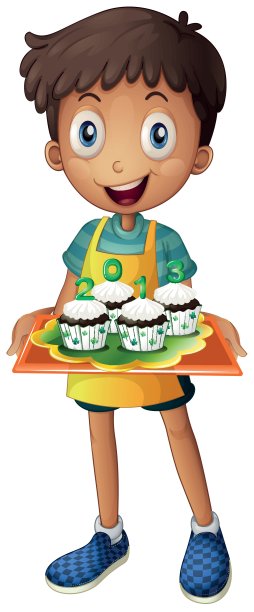 一个男孩拿着一盘纸杯蛋糕图片下载