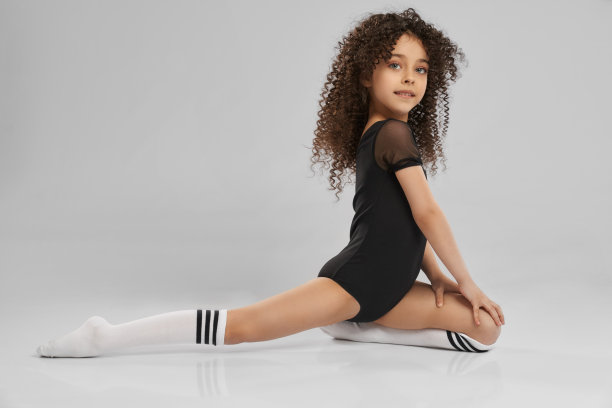 小女子体操表演半裂。图片下载