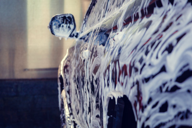 手动洗车:在加油站用泡沫和高压水清洗。图片下载