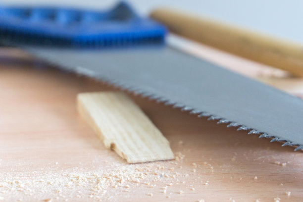 有锯、锯末和木楔的工作台图片下载