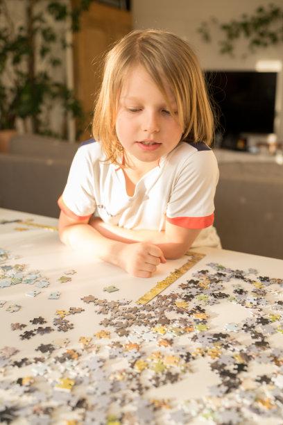 少年玩拼图图片下载