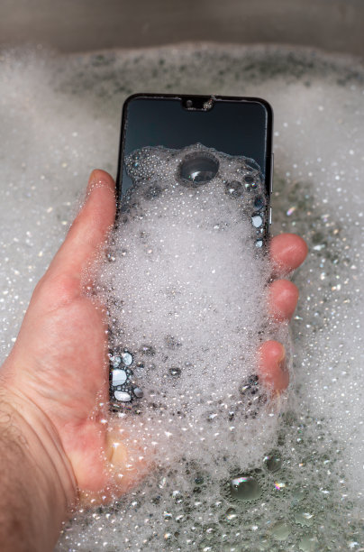 用肥皂和水对手机进行消毒清洁图片下载
