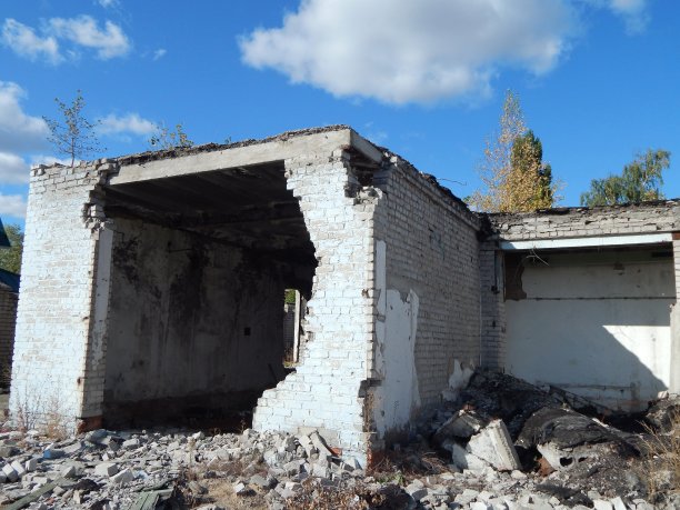 一个被毁的砖砌车库的废墟。这是一幢破败建筑的照片。图片下载
