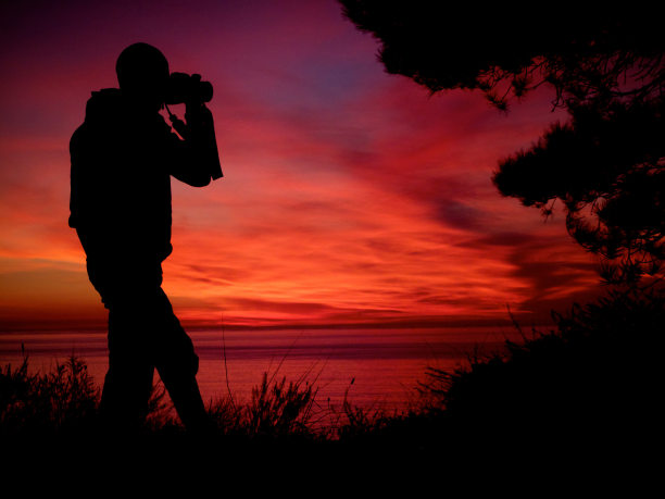 夕阳中的摄影师图片下载