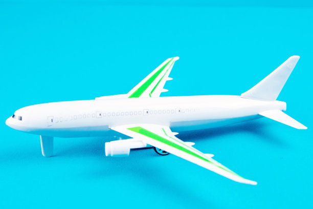 蓝色背景的白色飞机，俯视图图片下载