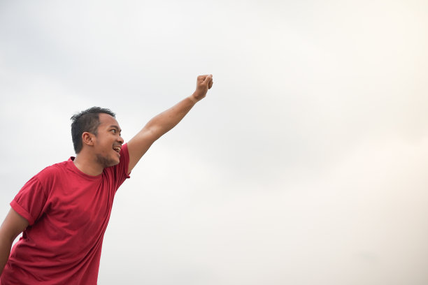 试图飞翔的东南亚男子图片下载