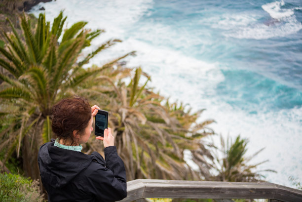 一个正在拍照的年轻女子图片下载
